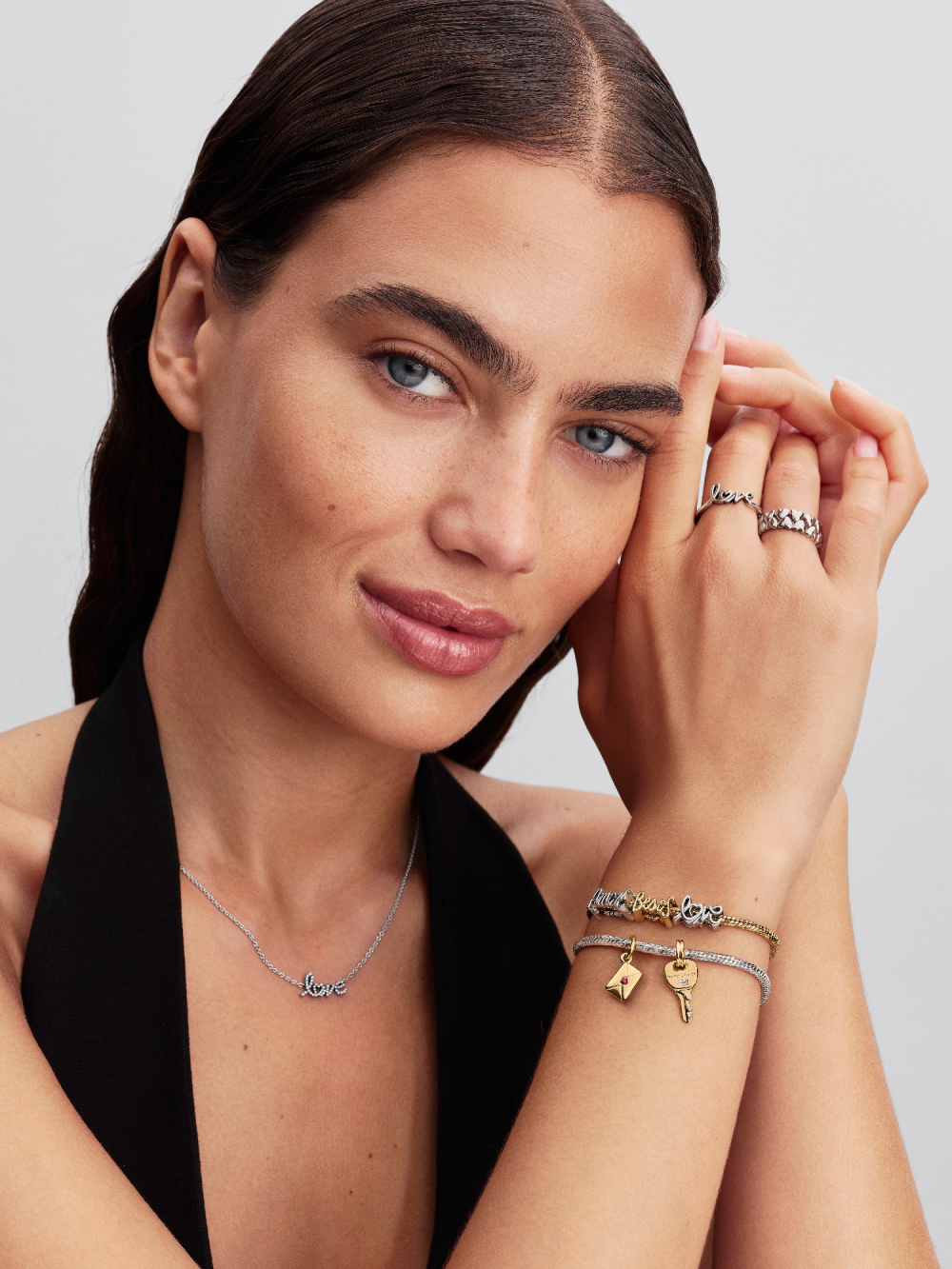 pandora-moments-764422c00-goudkleurige-bedel-met-besos-woord-7-mm-breed