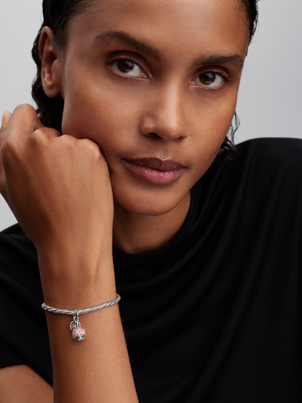pandora-moments-764453c01-hangende-bedel-bicolor-bloem-hars-zilver-man-made-kristal