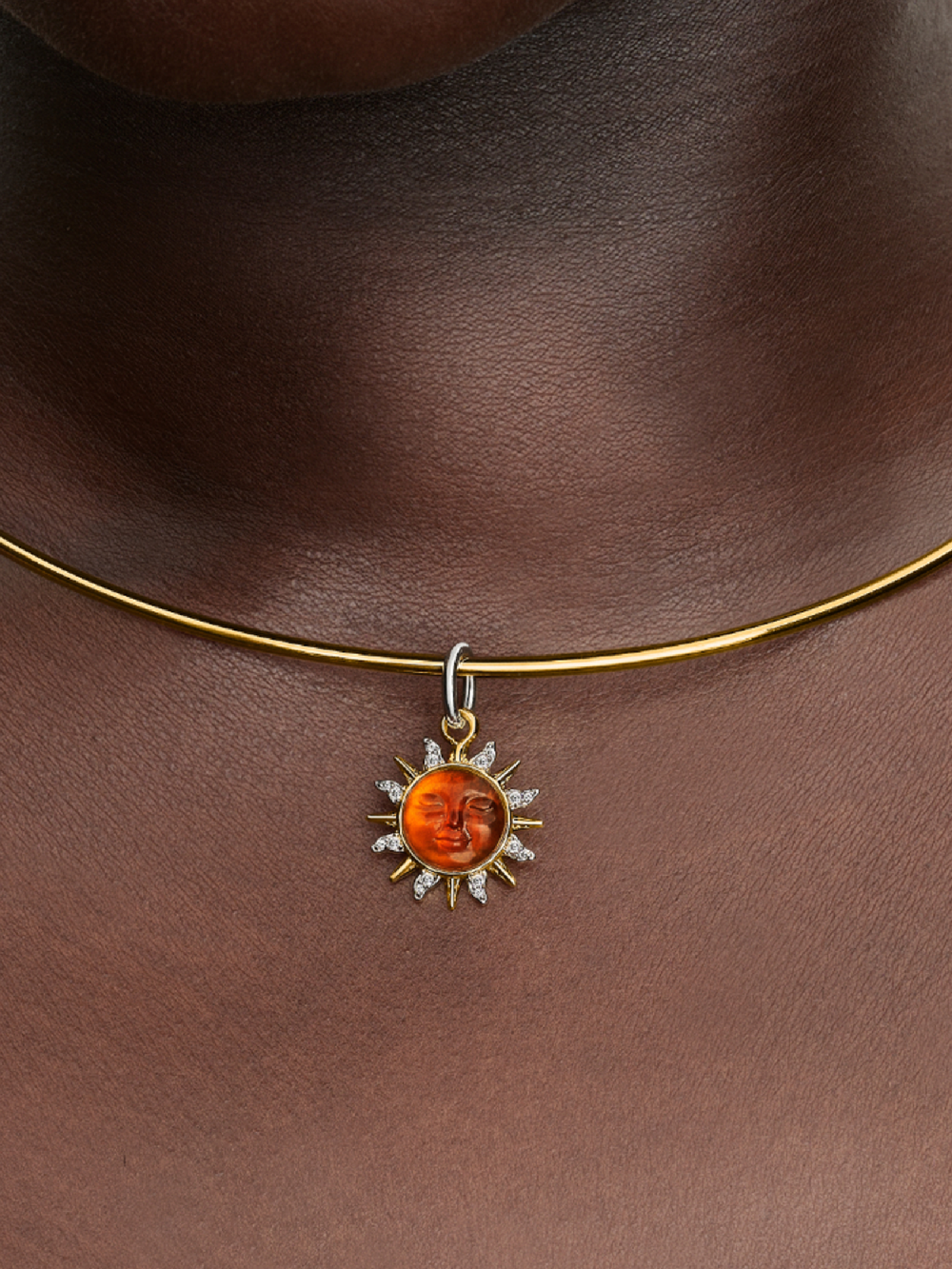 pandora-moments-764703c01-hangende-zon-bedel-zilver-gold-plated-oranje-gezicht