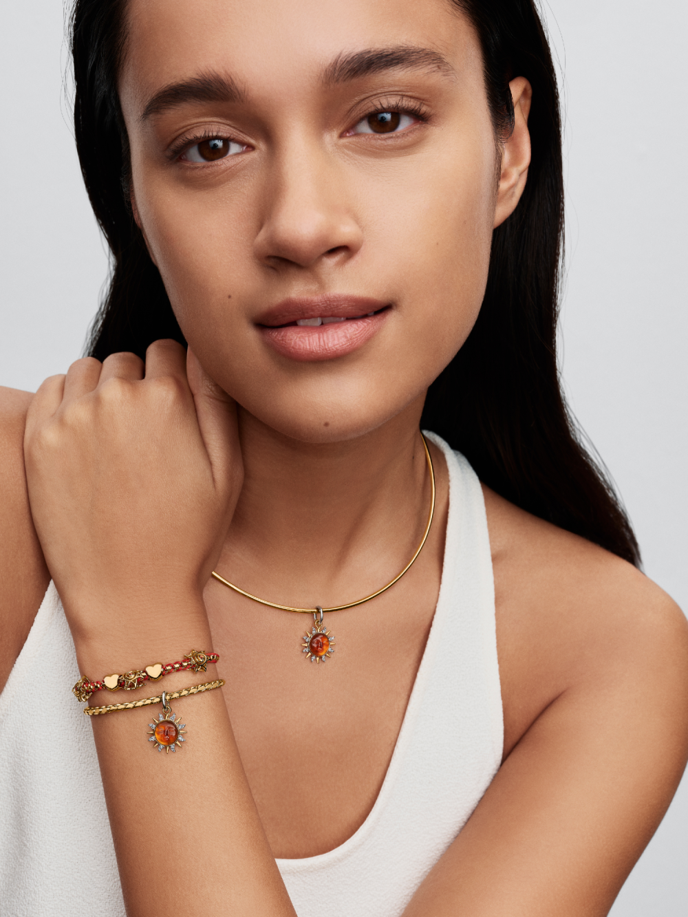 pandora-moments-764703c01-hangende-zon-bedel-zilver-gold-plated-oranje-gezicht