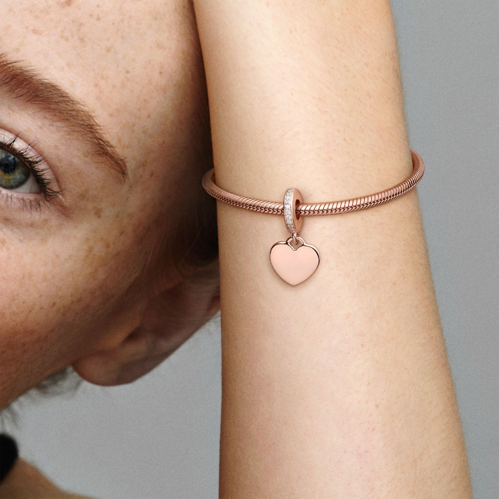 pandora-moments-788761c01-hangende-bedel-met-hartje-van-rosegoud-op-zilver-en-zirkonia-graveerbaar