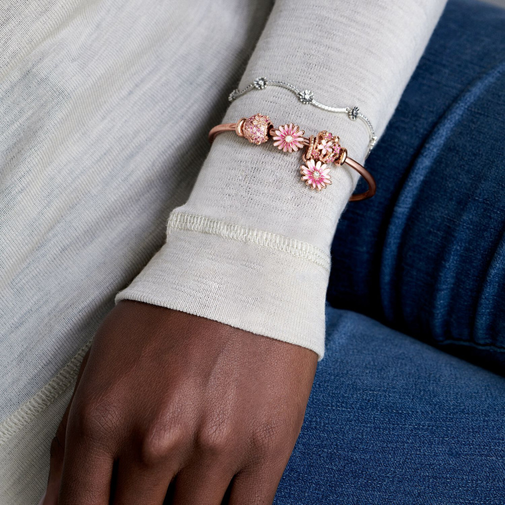 pandora-moments-788772c01-charm-met-madeliefjes-en-roze-emaille