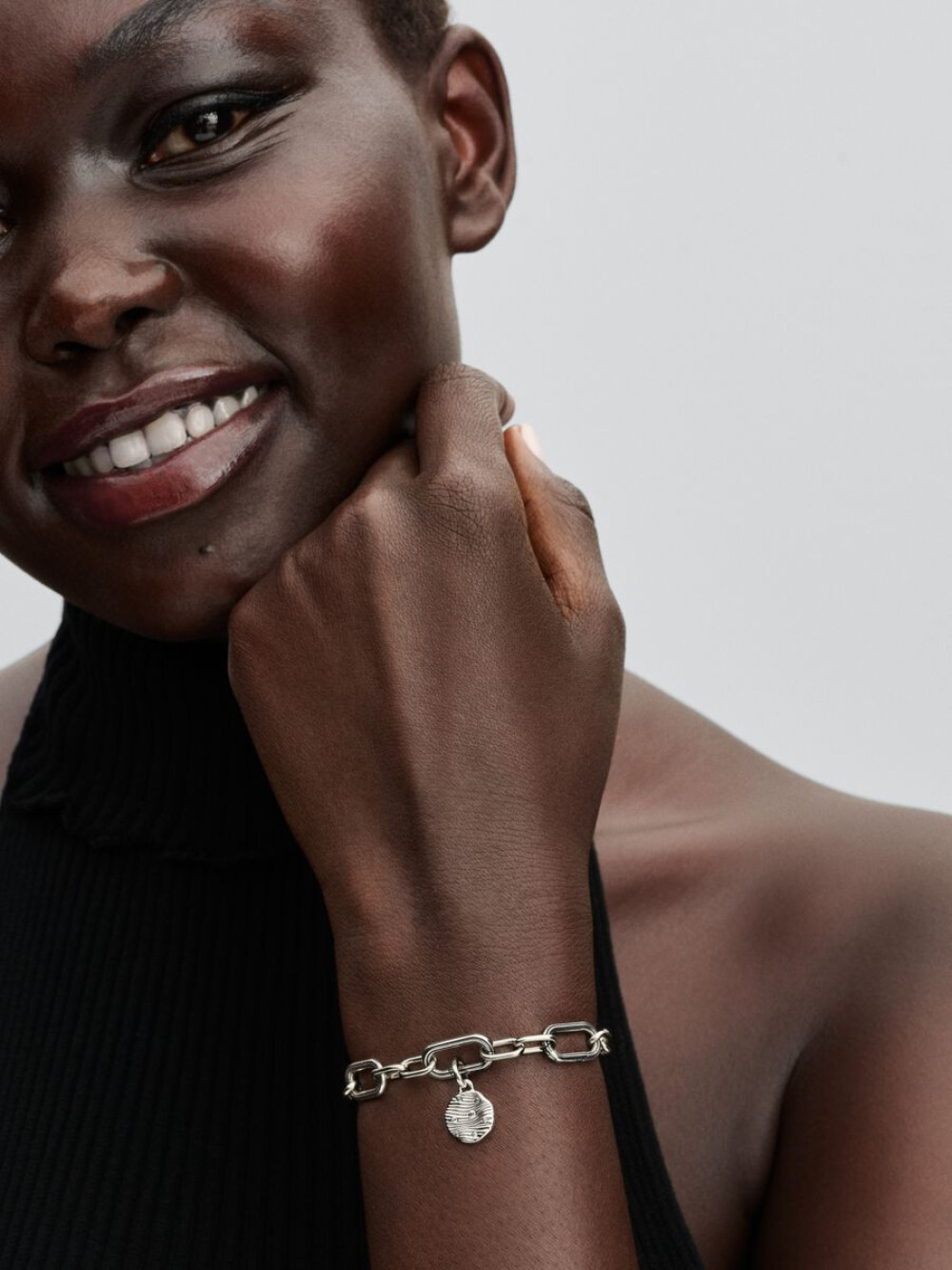 pandora-me-793860c01-medaillon-met-zilveren-golvende-lijnen-personaliseerbaar