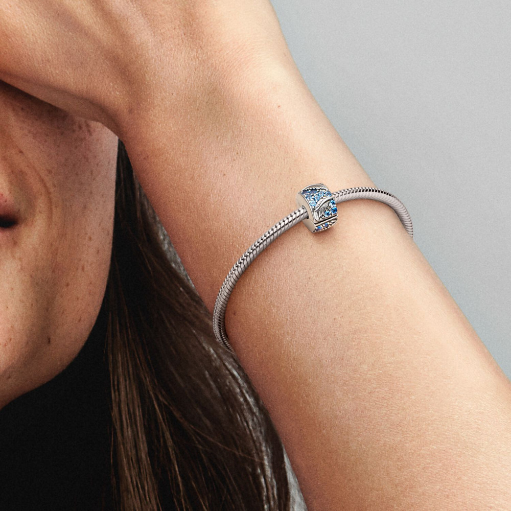 pandora-moments-792552c01-zilveren-clip-bedel-met-veer-en-blauwe-kristallen