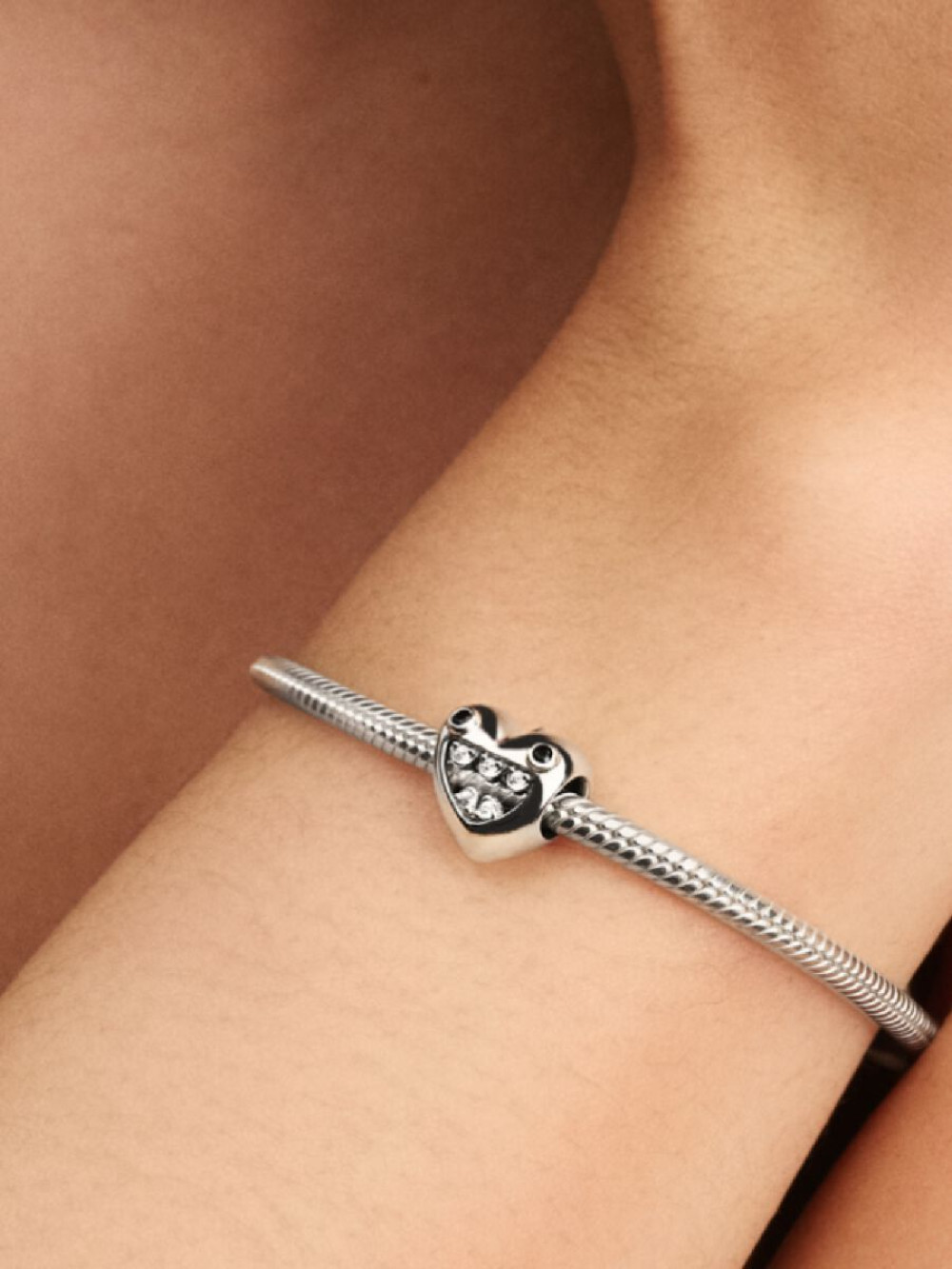 pandora-moments-793768c01-smiley-charm-voor-moeders-van-zilver