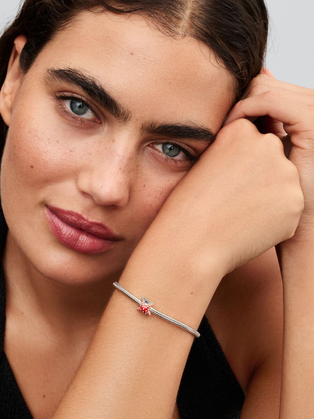 pandora-moments-793817c01-zeester-charm-met-zilveren-en-kleurrijke-accenten