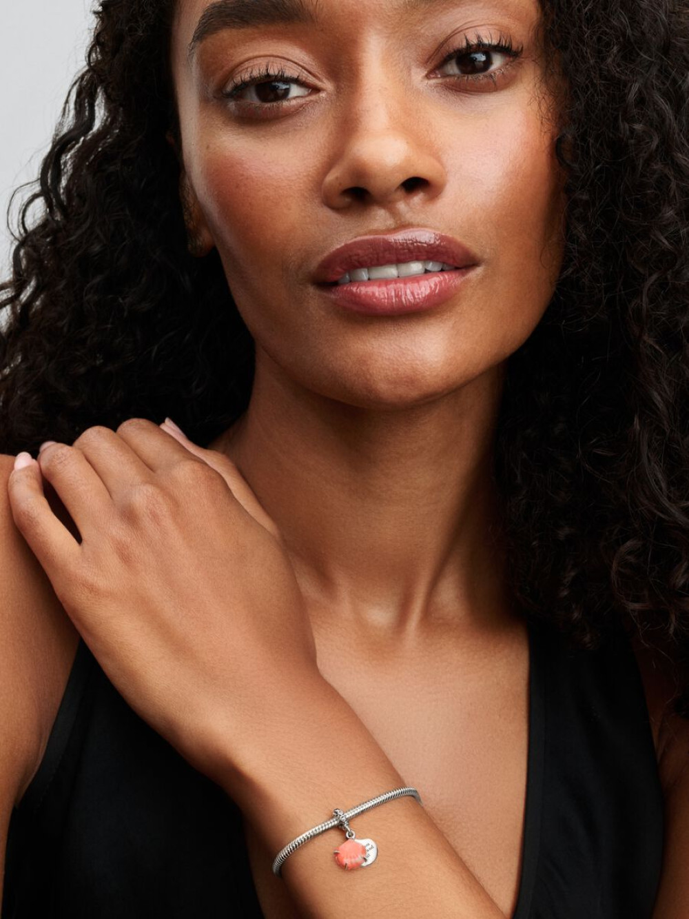 pandora-moments-793821c01-zilveren-hangende-bedel-met-rode-schelp