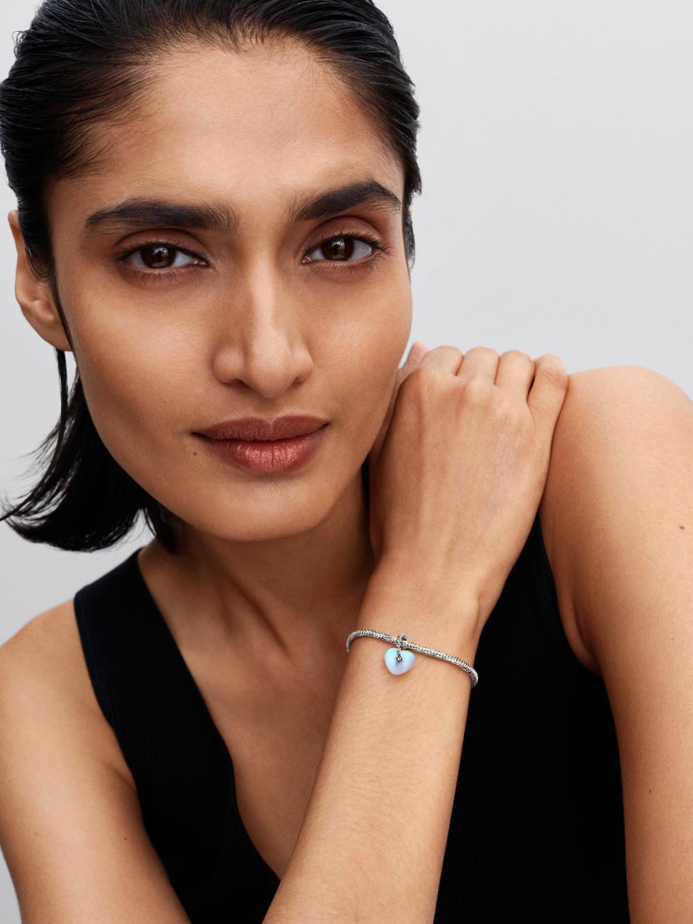 pandora-moments-794143c01-hangende-bedel-met-glazen-hart-en-zilveren-ster-1