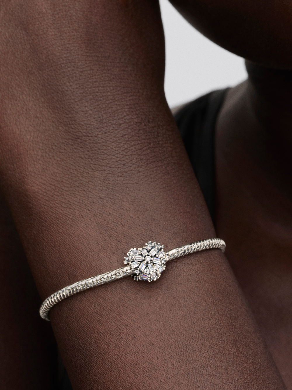 pandora-moments-794240c01-zilveren-bedel-met-sprankelend-hart-van-zirkonia-1