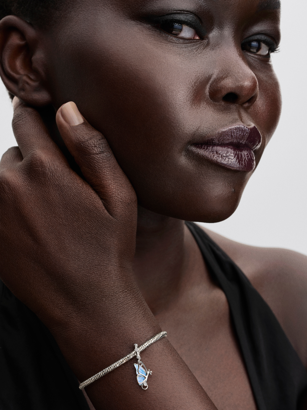 pandora-moments-794241c01-blauwe-hangende-vlinder-bedel-met-sleutel-van-zilver-1