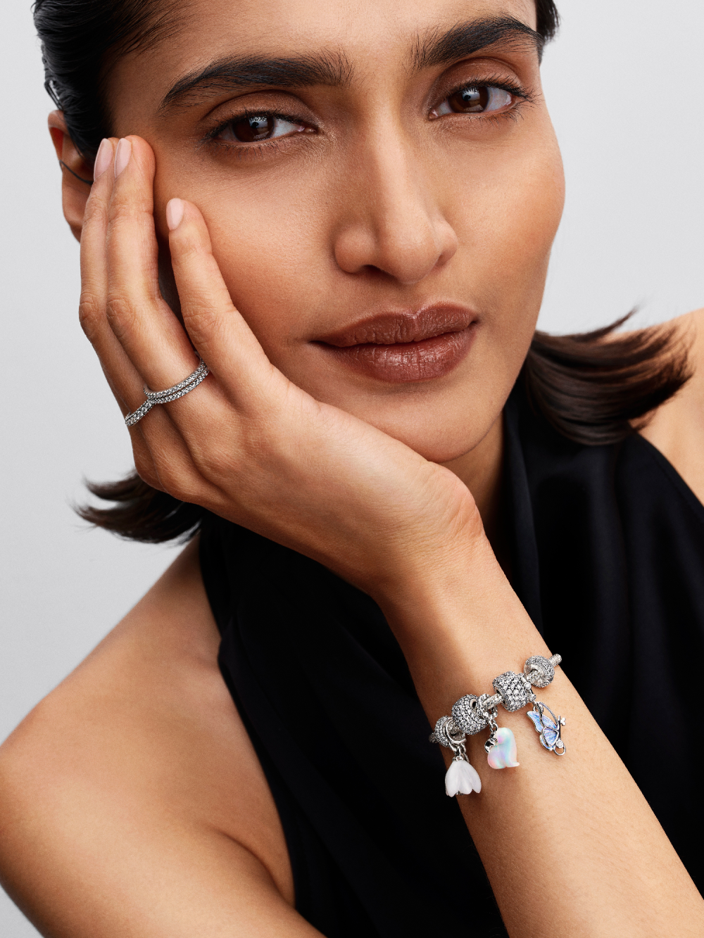 pandora-moments-794241c01-blauwe-hangende-vlinder-bedel-met-sleutel-van-zilver-1