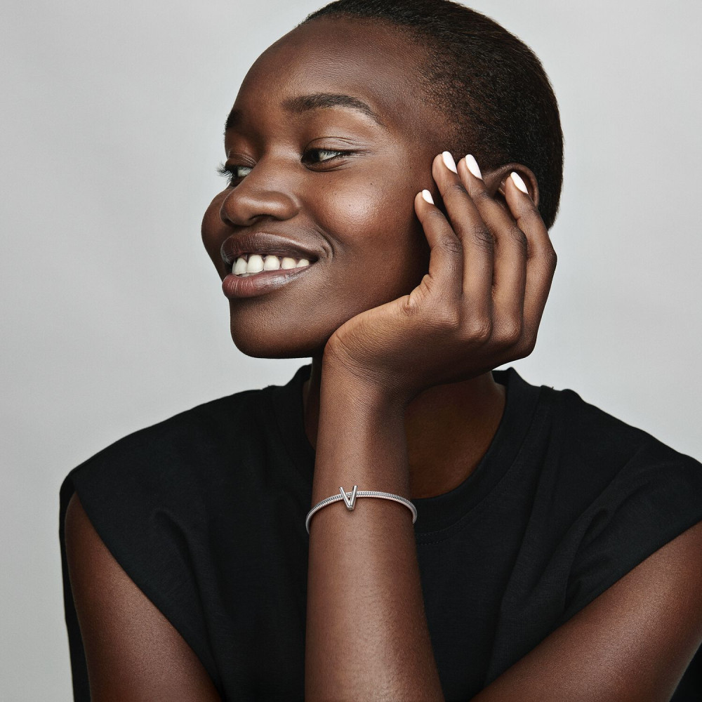 pandora-moments-797476-zilveren-bedel-met-letter-v