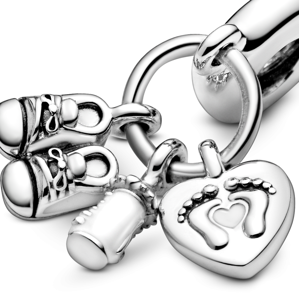 pandora-moments-798106cz-zilveren-hangende-bedel-met-babyschoentjes-babyflesje-en-hartje-met-voetjes