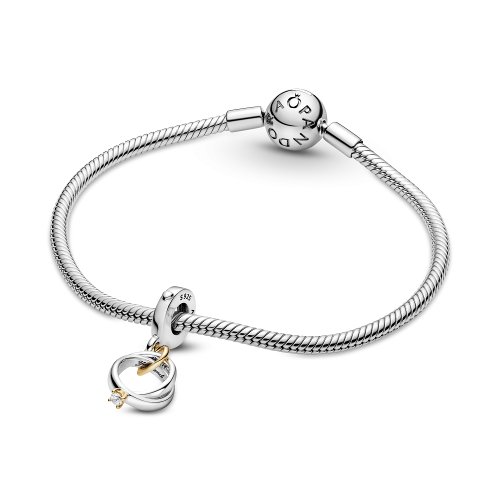 pandora-moments-799319c01-zilveren-en-gouden-hangende-bedel-met-trouwringen-hartje-en-transparante-zirkonia