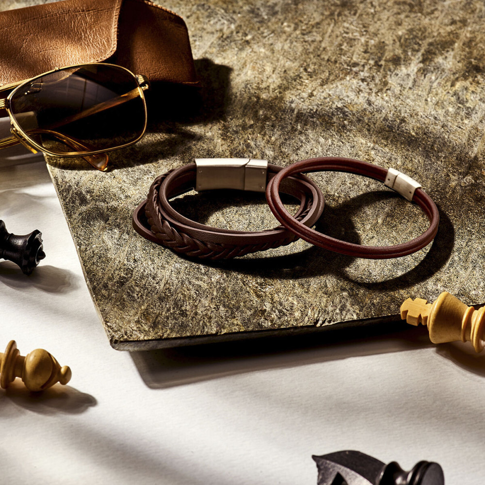 bruine-leren-wikkelarmband-met-gevlochten-patroon-en-magnetische-sluiting