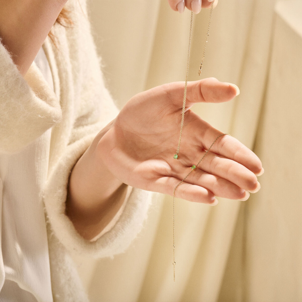 14-karaat-gouden-armband-met-groene-geboortesteen-en-verstelbare-ankerschakel