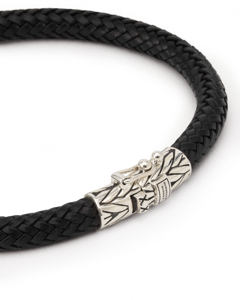 buddha-to-buddha-149bl-ellen-zwarte-leren-armband-met-zilverkleurige-details-en-decoratieve-gravures