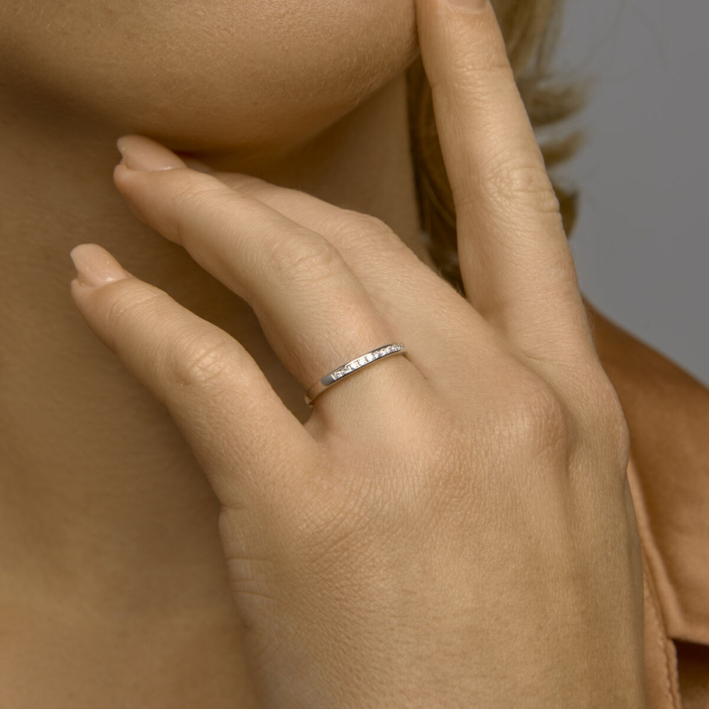 slanke-pave-aanschuifring-van-14-karaat-witgoud-met-transparante-diamanten-0-15-crt