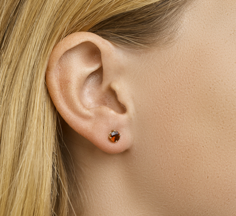 gouden-oorstekers-met-granaat