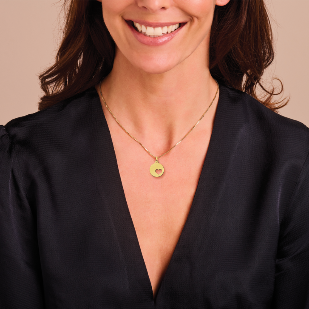 gouden-ronde-hanger-met-uitgesneden-hart-diameter-15-mm