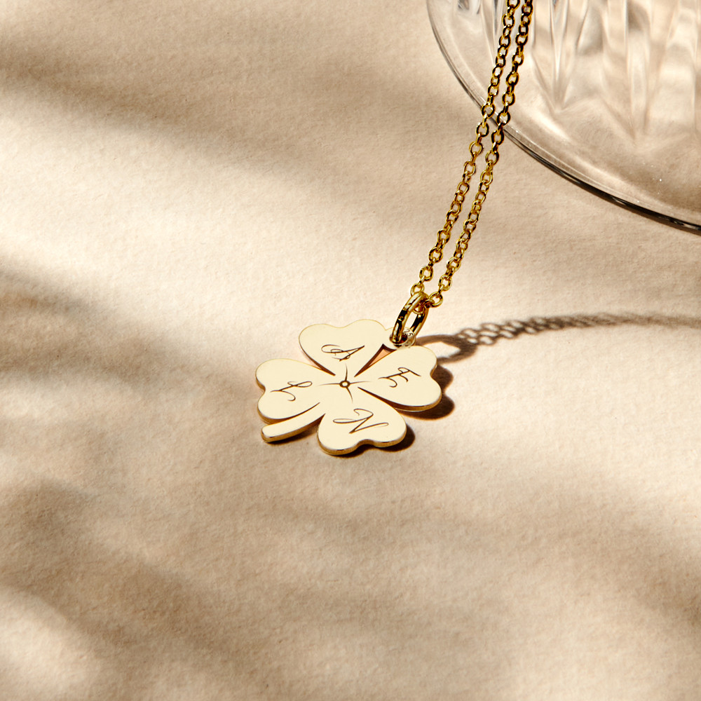 names4ever-gouden-klavertje-vier-hanger-met-vier-initialen-hoogte-18-5-mm