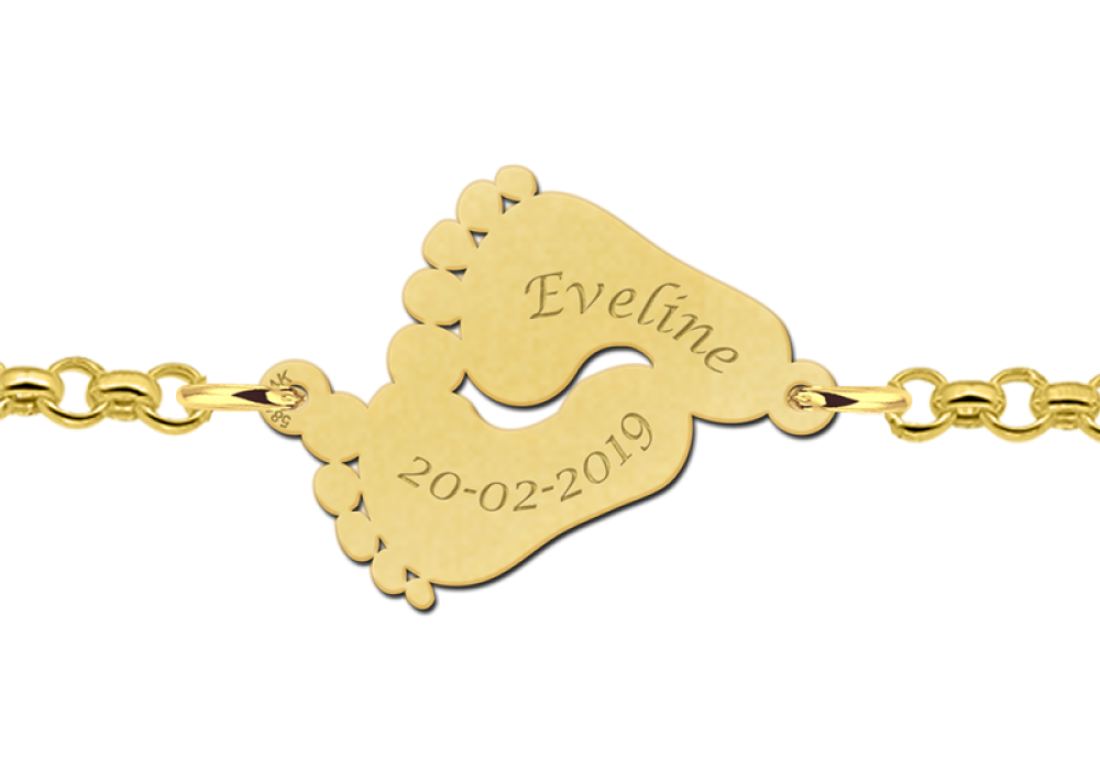 names4ever-mj010974-gouden-gepersonaliseerde-schakelarmband-met-babyvoetjes-hanger-en-gravure-optie