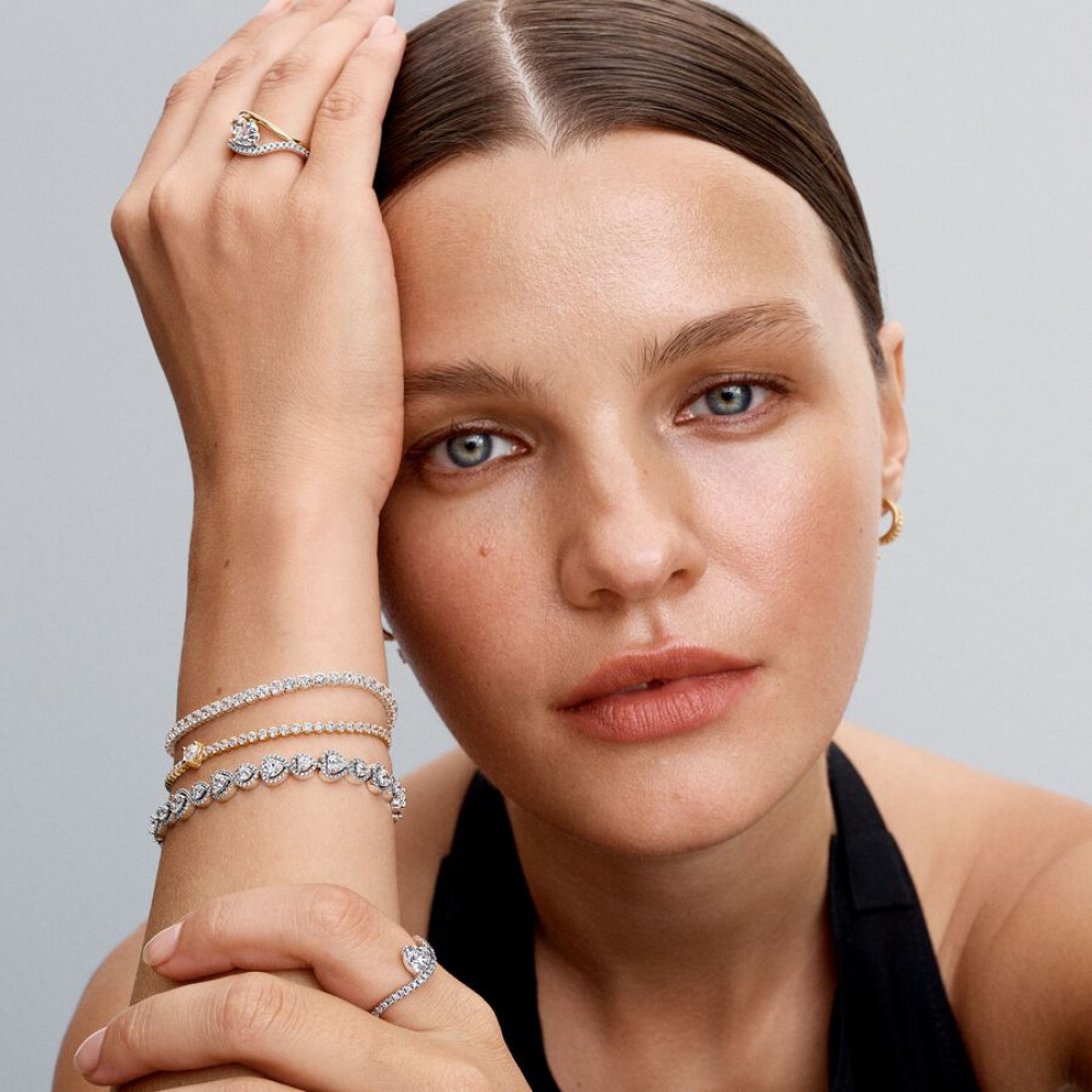 pandora-timeless-163660c01-gold-plated-ring-met-golvend-design-en-een-hartje-van-zirkonia