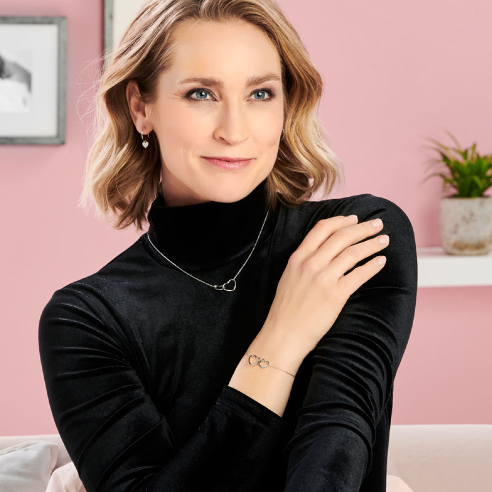 zilveren-schakelarmband-met-verbonden-hartjes
