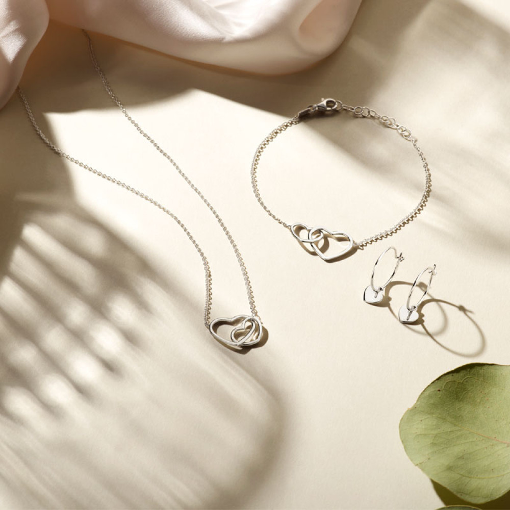 zilveren-schakelarmband-met-verbonden-hartjes