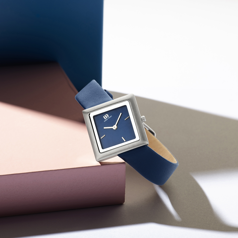 danish-design-frihed-tilt-iv22q1286-blauw-dameshorloge-met-vierkante-zilverkleurige-kast