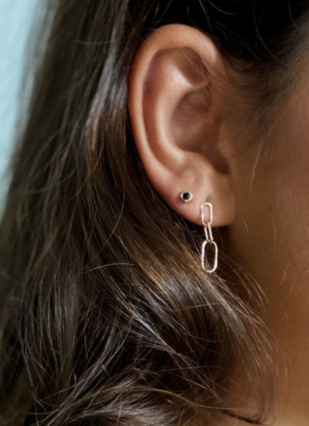 jackie-gold-jke20009-oorknopjes-14-karaat-goud-en-ronde-blauwe-saffier-2-mm-diameter