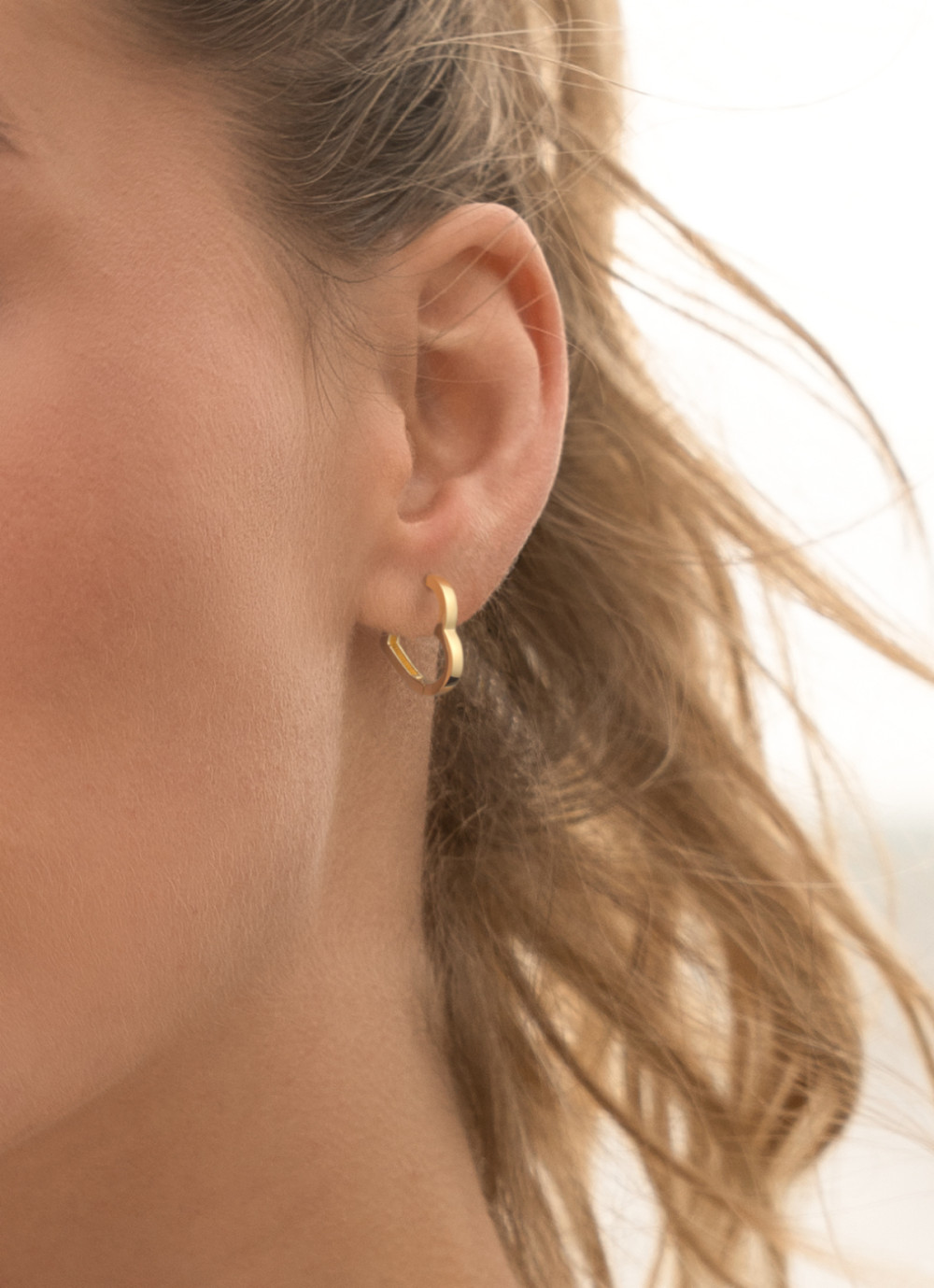 jackie-gold-jke23357-hart-oorringen-van-14-karaat-goud-2-mm-breed-15-mm-hoog