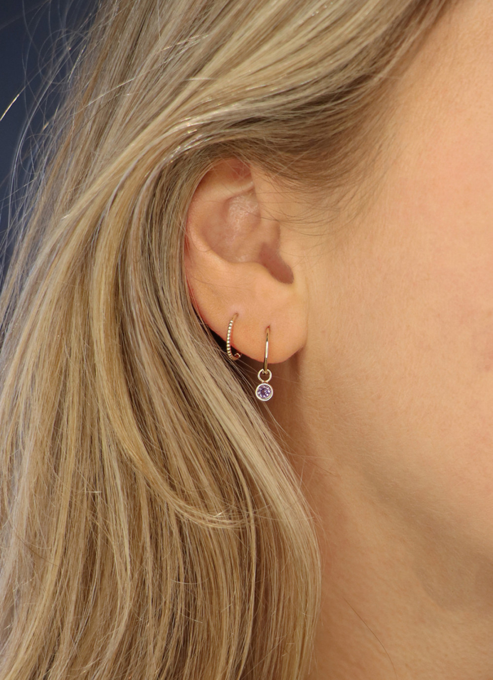 jackie-gold-jks21006-paarse-oorring-met-amethist-hanger-en-14-karaaat-goud-per-stuk