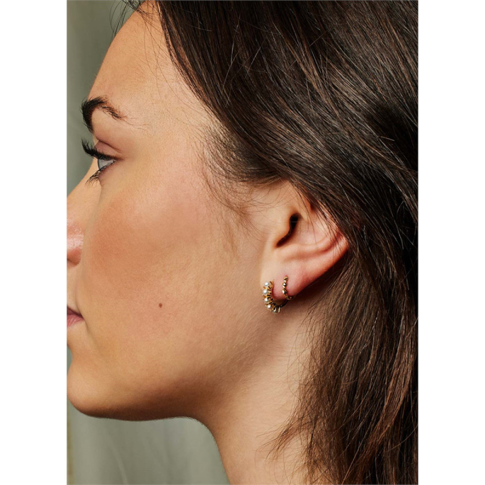 jackie-gold-jks22220-parel-oorbel-van-14-karaat-goud-4-mm-breed-per-stuk