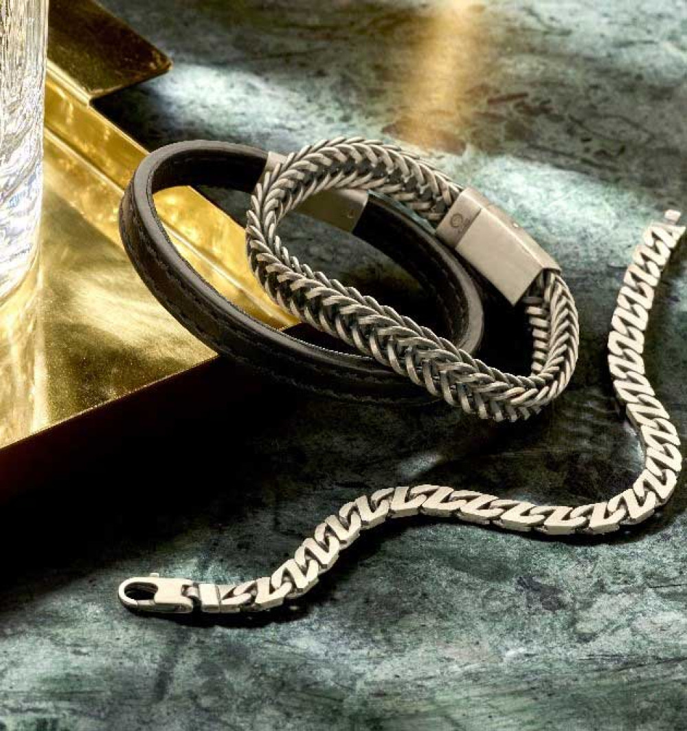 zwarte-leren-herenarmband-met-metalen-sluiting