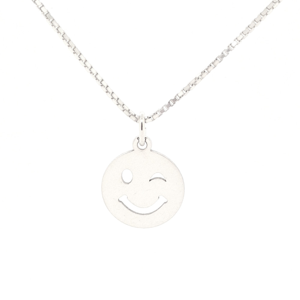 zilveren-smiley-hanger-met-knipoog-15-mm-breed-hoogte-18-mm
