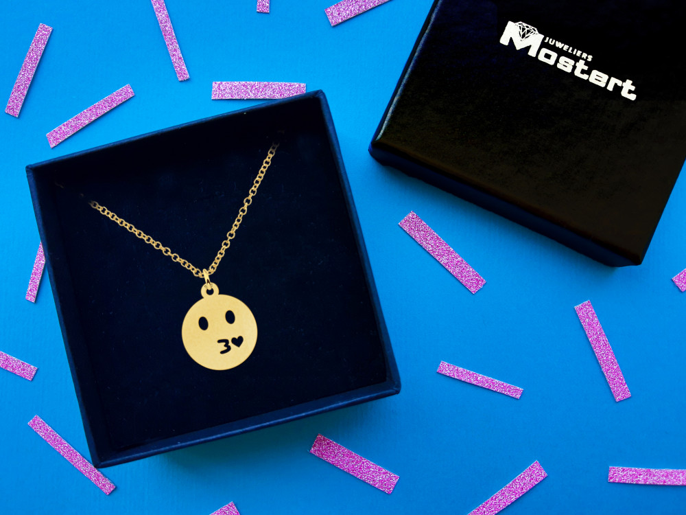 gouden-smiley-kusjes-hanger-18-mm-x-15-mm