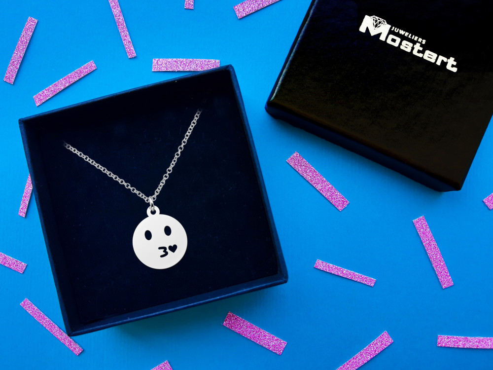 zilveren-smiley-hanger-kusje-15-mm-breed-hoogte-18-mm