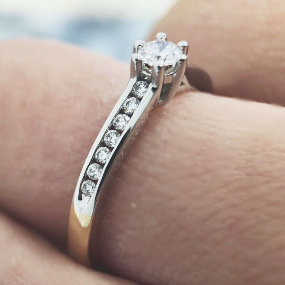 14-karaat-bicolor-solitair-ring-met-centrale-diamant-en-pavegezette-zijstenen