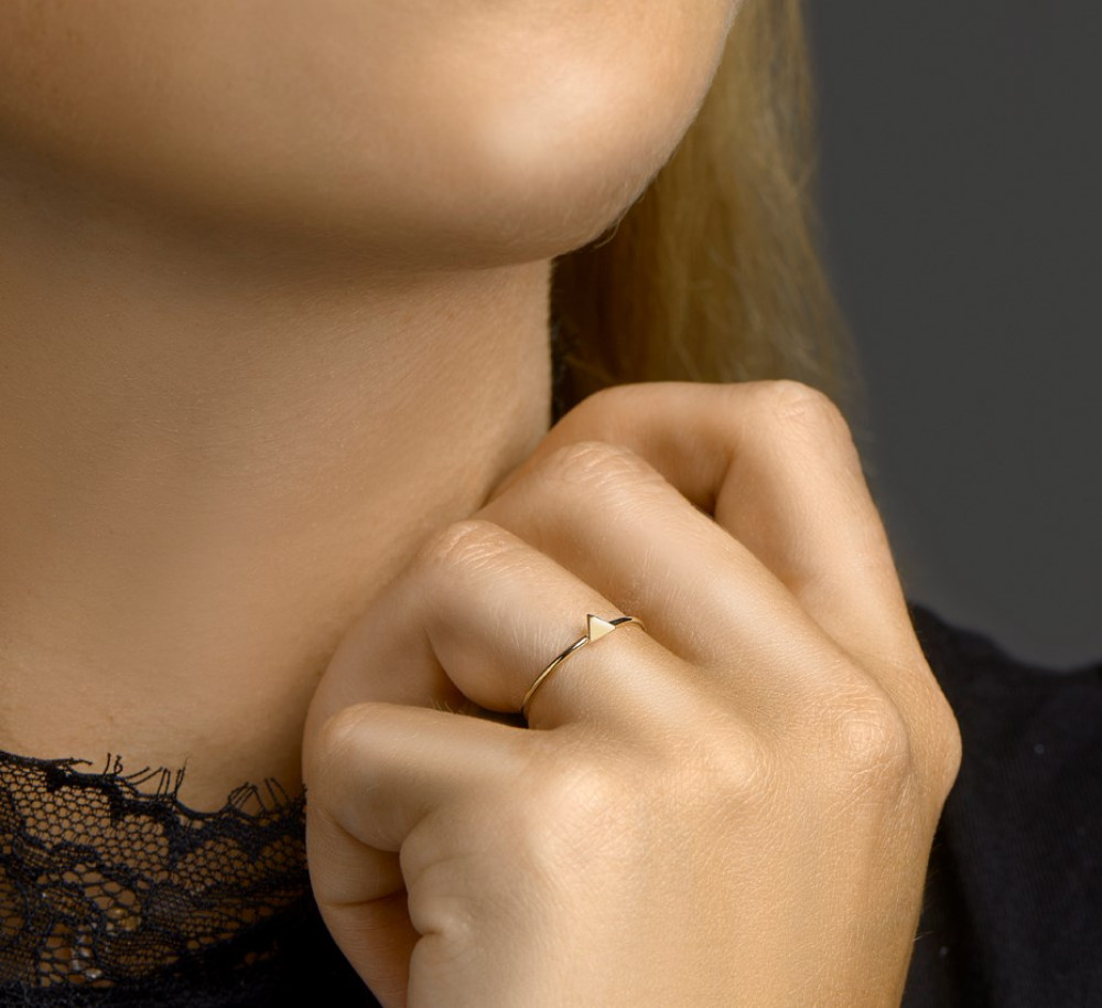 14-karaat-gouden-aanschuifring-met-driehoekig-detail