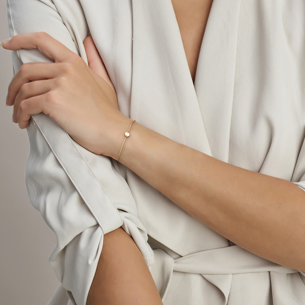 14-karaat-gouden-armband-met-ronde-hanger-en-ankerschakel