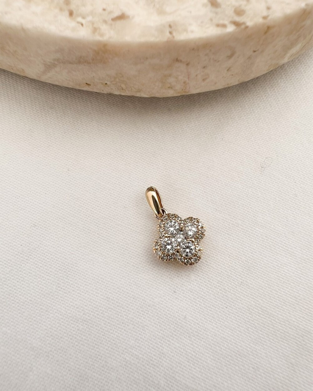 14-karaat-gouden-diamanten-hanger-met-klavertje-vier-048-crt-16-mm-x-10-mm