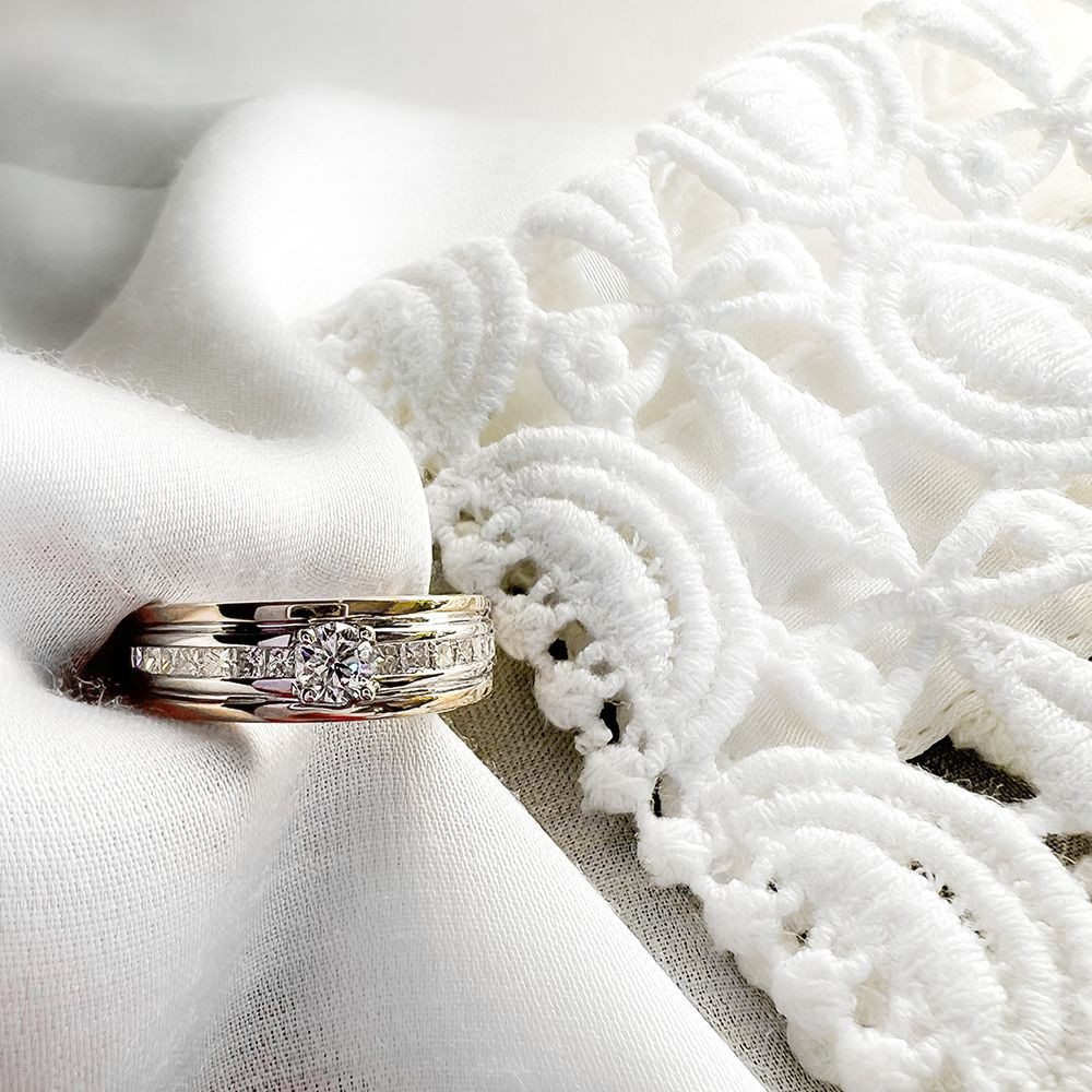 14-karaat-gouden-en-witgouden-ring-met-diamanten-rij-0-54-crt-van-6-mm-breed