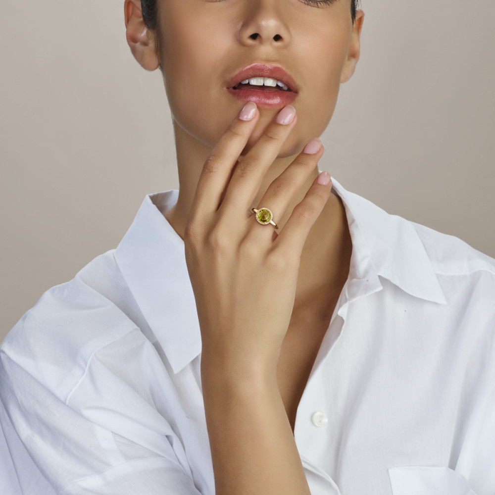 14-karaat-gouden-halo-ring-met-groene-peridoot-en-diamanten