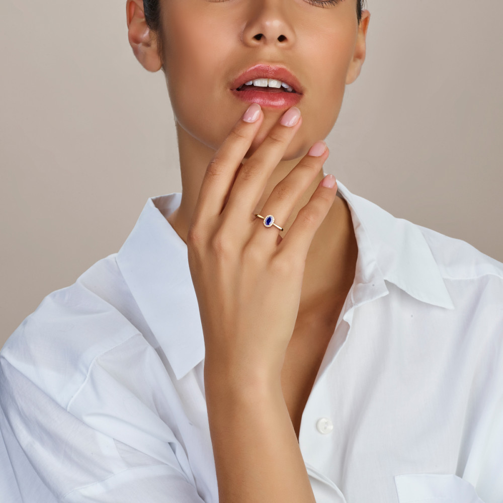 14-karaat-gouden-halo-ring-met-ovale-blauwe-lab-grown-saffier-en-diamanten