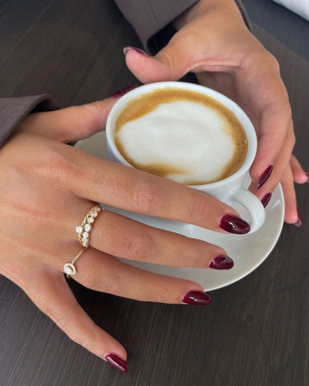 14-karaat-gouden-halo-ring-met-peer-en-briljant-geslepen-zirkonia-7-5-mm