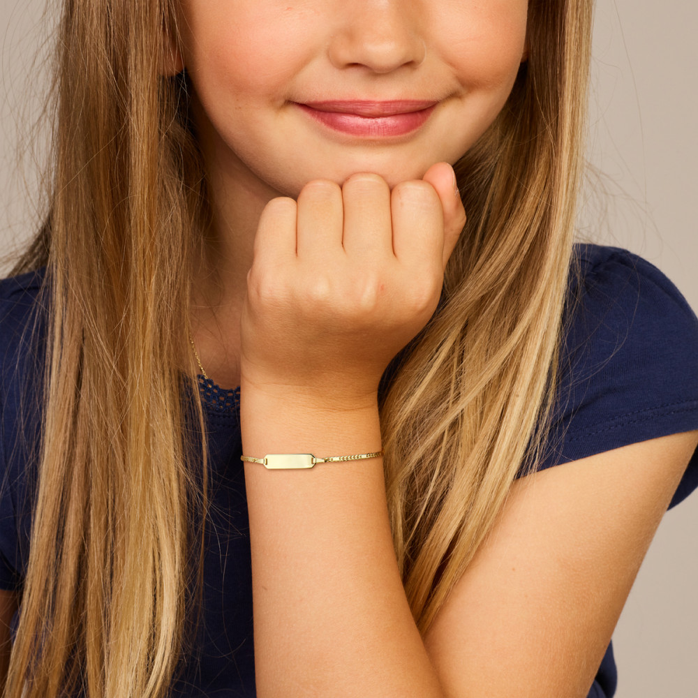 14-karaat-gouden-kinder-graveerarmband-met-rechthoekige-plaat-en-gourmet-schakel