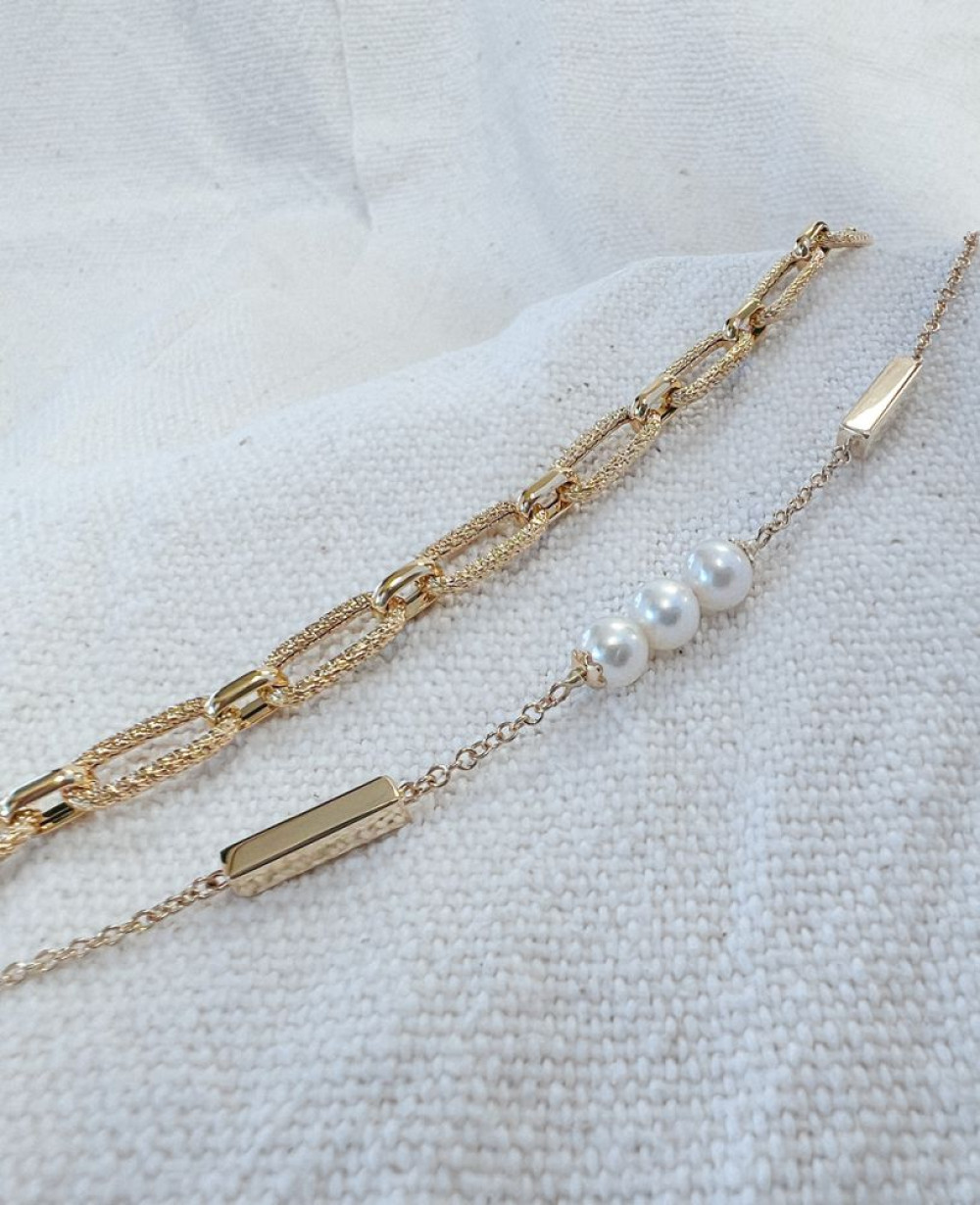 14-karaat-gouden-parelarmband-met-delicate-schakelketting-en-drie-witte-parels