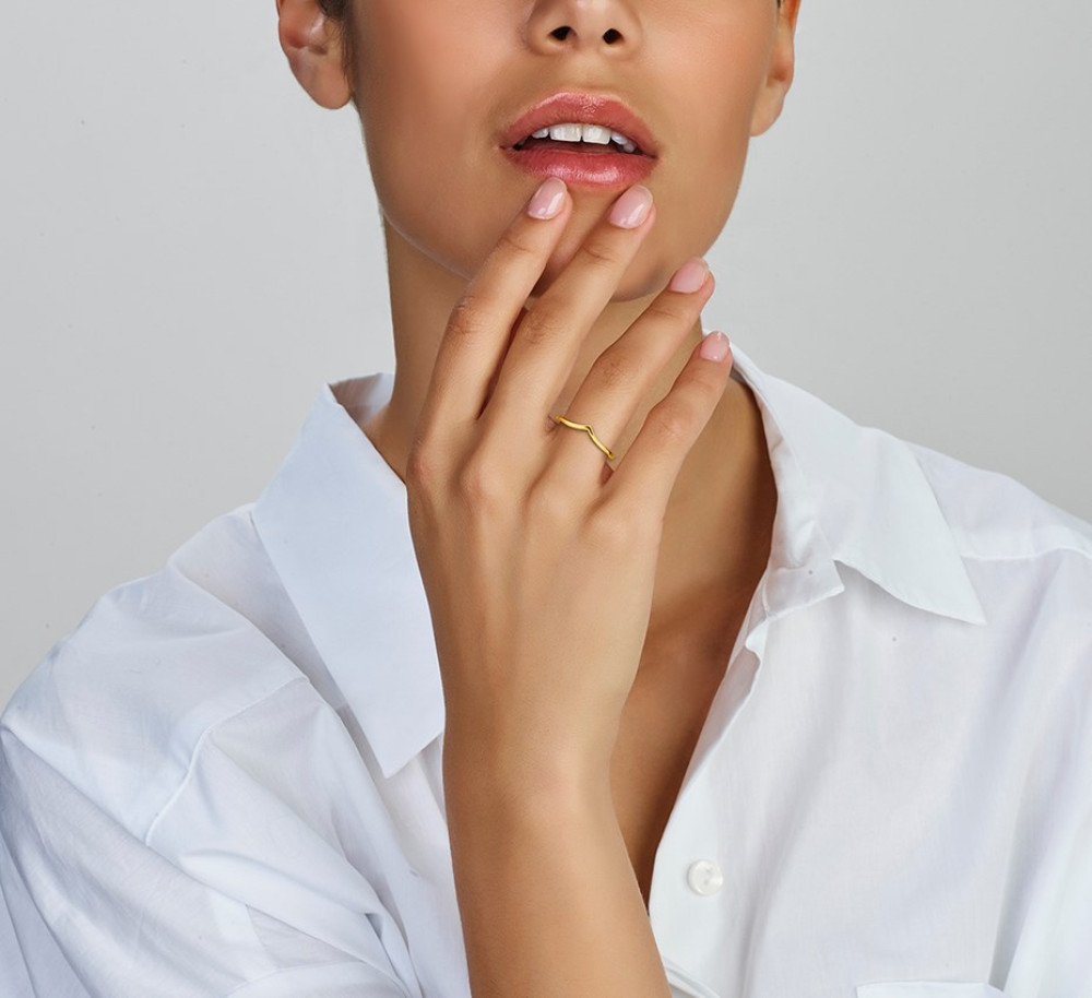 14-karaat-gouden-ring-met-golvende-v-boog