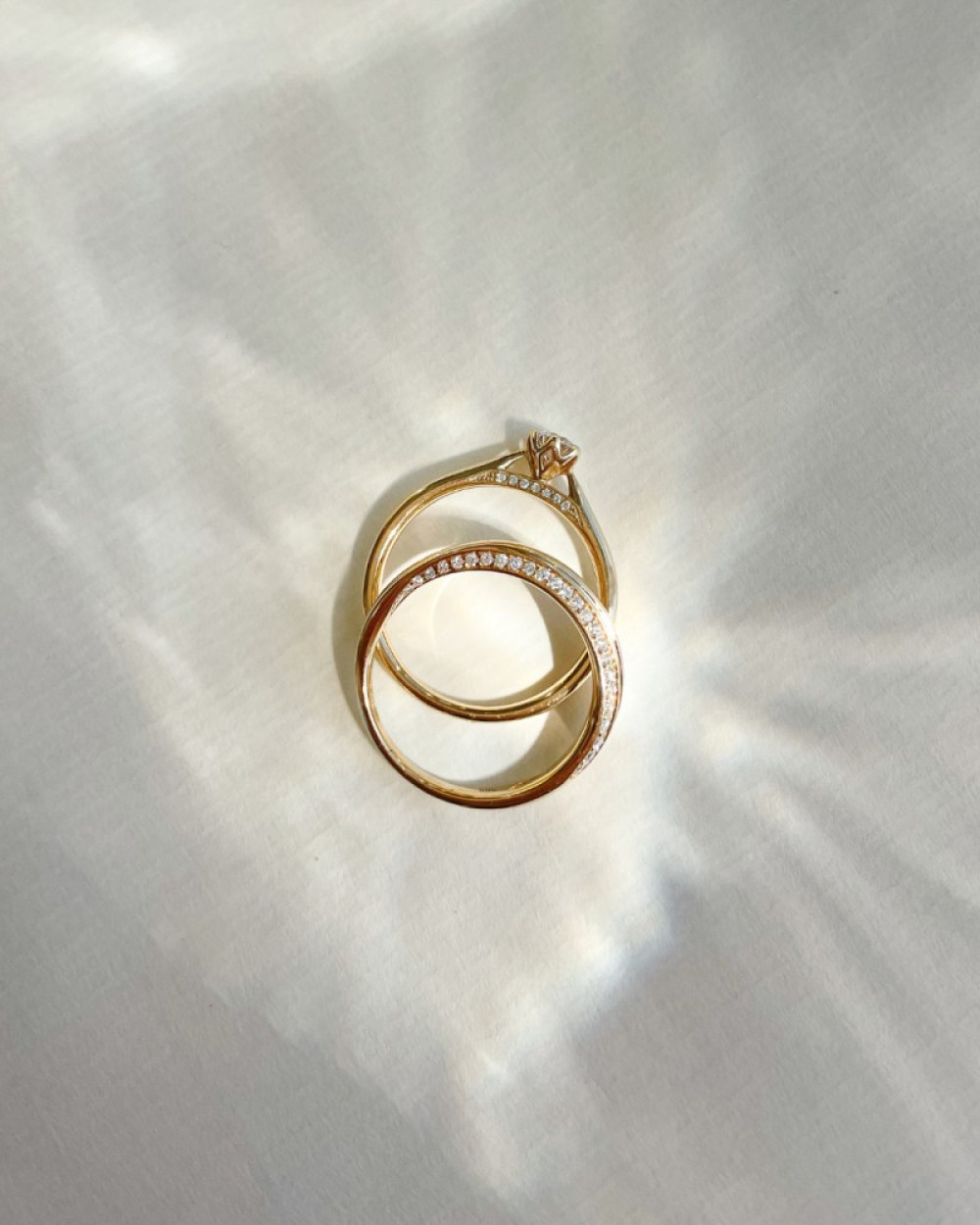 14-karaat-gouden-ring-met-grote-0-22-crt-diamant-van-4-8-mm-breed